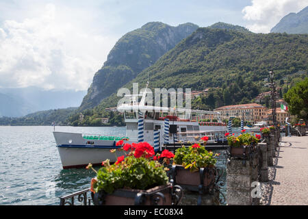 En Promenade sur le lac de Côme Menaggio, Italie Banque D'Images