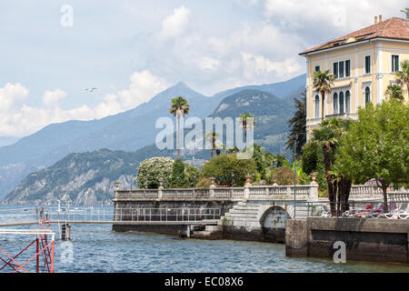 En Promenade sur le lac de Côme Menaggio, Italie Banque D'Images