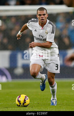 Madrid, Espagne. 06 Dec, 2014. La Liga football. Real Madrid contre Celta de Vigo. Képler Laveran Lima Ferreira Défenseur du Real Madrid . Credit : Action Plus Sport/Alamy Live News Banque D'Images