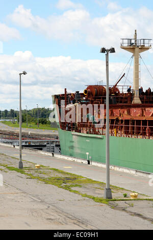 Navire entrant dans les écluses de la Voie maritime du Saint-Laurent Saint écluse Eisenhower Massena, New York NY USA US Nord Banque D'Images