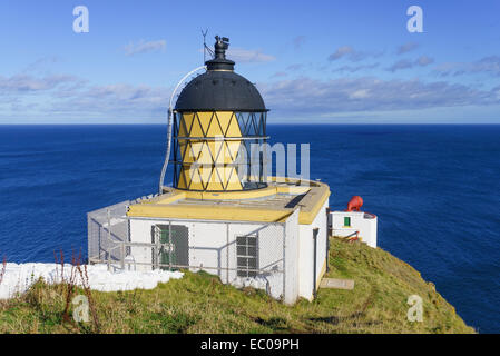 St Abb's Head Lighthouse et corne de brume sur les falaises surplombant la mer du Nord, Scottish Borders. Banque D'Images