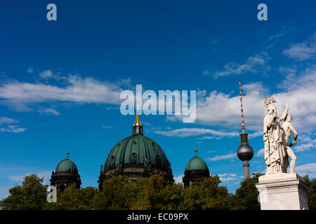 Toits de Berlin avec les dômes de la cathédrale de Berlin, l'Église et tour de télévision. Banque D'Images