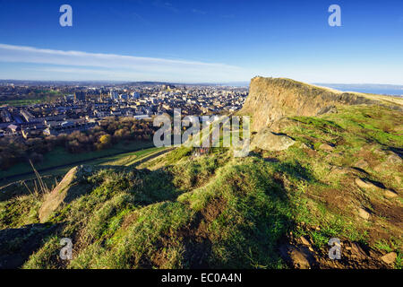 Edimbourg ville vue de Salisbury Crags sur Arthur's Seat, en Écosse. Banque D'Images