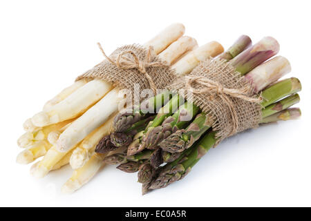 Asperges vertes et blanches sur fond blanc Banque D'Images