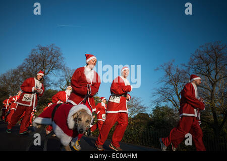 Londres, Royaume-Uni. 6e déc, 2014. Des centaines de Santas exécuter pour la charité à Battersea Park. L'événement est organisé pour recueillir des fonds pour l'invalidité Snowsport UK, un organisme de bienfaisance national afin d'aider les personnes handicapées à accéder à l'émotion de glisses. 6e déc, 2014. Credit : Subvention Vélaires/ZUMA/ZUMAPRESS.com/Alamy fil Live News Banque D'Images