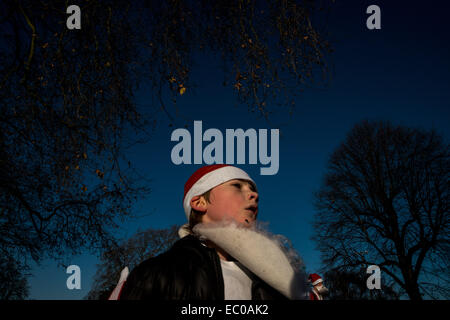 Londres, Royaume-Uni. 6e déc, 2014. Des centaines de Santas exécuter pour la charité à Battersea Park. L'événement est organisé pour recueillir des fonds pour l'invalidité Snowsport UK, un organisme de bienfaisance national afin d'aider les personnes handicapées à accéder à l'émotion de glisses. 6e déc, 2014. Credit : Subvention Vélaires/ZUMA/ZUMAPRESS.com/Alamy fil Live News Banque D'Images