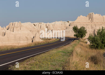 Route dans Badlands National Park, SD, USA Banque D'Images