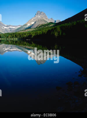 Mt. Wilbur reflète parfaitement dans le lac Swiftcurrent juste après le lever du soleil Banque D'Images