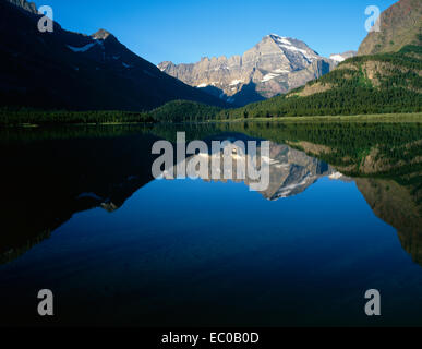 Mt. Gould se reflète sur le lac Swiftcurrent vitreux à beaucoup de Glacier. Le Glacier National Park, Montana Banque D'Images