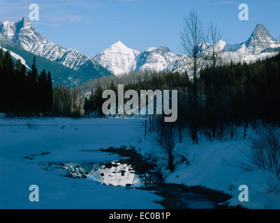 Les pics couverts de neige du Parc National des Glaciers, au-dessus de Middle Fork Flathead au Montana Banque D'Images