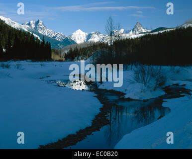 Au milieu enneigé Fork River avec pics ensoleillés du Parc National des Glaciers en arrière-plan. Montana Banque D'Images