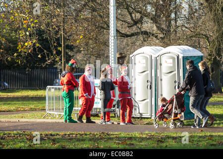 Londres, Royaume-Uni. 6e déc, 2014. Cette année, le Santacon a vu des centaines de personnes déguisé en Père Noël et ses aides. Ils couraient autour de Londres et chanter des chansons en cours de Jolly. Crédit : Neil Cordell/Alamy Live News Banque D'Images