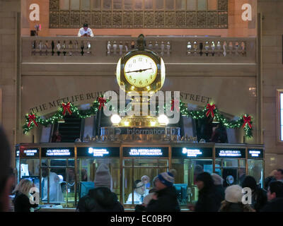 Réveil et stand d'information pendant les vacances, Grand Central Terminal, NEW YORK, USA Banque D'Images