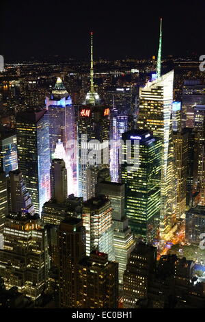 Midtown Manhattan illuminé par Times Square. À Au nord de l'Empire State Building. Banque D'Images