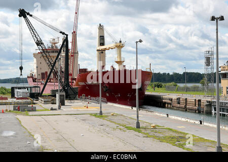 Navire entrant dans les écluses de la Voie maritime du Saint-Laurent Saint écluse Eisenhower Massena, New York NY USA US Nord Banque D'Images