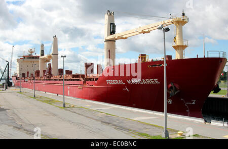 Navire entrant dans les écluses de la Voie maritime du Saint-Laurent Saint écluse Eisenhower Massena, New York NY USA US Nord Banque D'Images