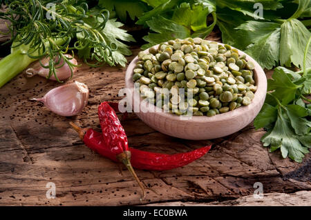 Les légumes dans un panier, prêt pour une soupe. ensemble d'assaisonnement saveurs Banque D'Images