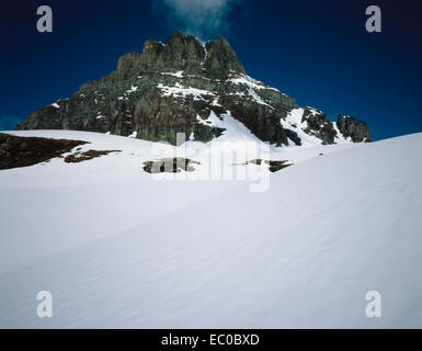 Mt. Clements s'élève au-dessus des pentes couvertes de neige. Le Glacier National Park, Montana Banque D'Images