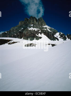 Mt. Clements s'élève au-dessus des pentes couvertes de neige. Le Glacier National Park, Montana Banque D'Images