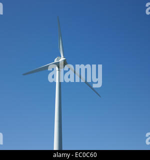 Éolienne blanc et bleu ciel Banque D'Images