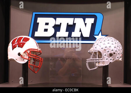 Indianapolis, IN, USA. 06 Dec, 2014. L'avant de la Big Ten Network établi avant le début de la Big 10 NCAA Championship match de football entre les Badgers du Wisconsin et l'Ohio State Buckeyes au Lucas Oil Stadium à Indianapolis, Indiana. Credit : 2014 Billy Hurst/CSM/Alamy Live News Banque D'Images