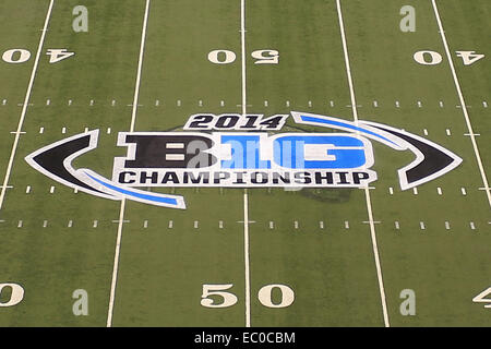 Indianapolis, IN, USA. 06 Dec, 2014. Une vue d'ensemble de la Big 10 Logo du Championnat au milieu de terrain avant le début de la Big 10 NCAA Championship match de football entre les Badgers du Wisconsin et l'Ohio State Buckeyes au Lucas Oil Stadium à Indianapolis, Indiana. Credit : 2014 Billy Hurst/CSM/Alamy Live News Banque D'Images