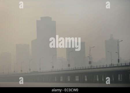 Shenyang, province de Liaoning en Chine. 7 Décembre, 2014. Les bâtiments sont entourés de smog à Shenyang, capitale de la province du Liaoning en Chine du nord-est, 7 décembre 2014. Credit : Yao Jianfeng/Xinhua/Alamy Live News Banque D'Images