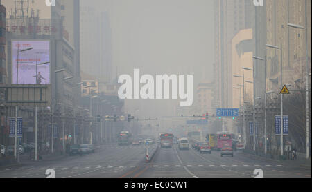 Shenyang, province de Liaoning en Chine. 7 Décembre, 2014. Véhicules roulent sur le smog-enveloppé road à Shenyang, capitale de la province du Liaoning en Chine du nord-est, 7 décembre 2014. Credit : Yao Jianfeng/Xinhua/Alamy Live News Banque D'Images