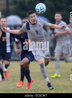 Washington, DC, USA. 6e déc, 2014. 20141206 - Georgetown avant Alex Muyl (9) est à la tête de la balle avant de la Virginie defender Kyler Sullivan (13) dans la première moitié d'un quart de finale du tournoi NCAA match au champ Shaw à Washington. Virginie battu Georgetown sur penalty, 1-1 (5-4), et avancé à la NCAA College semi-finales. Credit : Chuck Myers/ZUMA/Alamy Fil Live News Banque D'Images