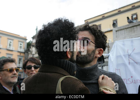 L'Italie. 6e déc, 2014. Les gens protestent contre l'homophobie lors de la journée 'Kiss me', qui a été organisée après que les deux gars ont été attaqués pour s'embrasser en public. L'initiative promue par la 'Antispecisti Partenopei ', veut envoyer un message fort droite de la place où les coups ont eu lieu. Credit : Salvatore Esposito/Pacific Press/Alamy Live News Banque D'Images