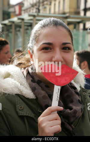 L'Italie. 6e déc, 2014. Les gens protestent contre l'homophobie lors de la journée 'Kiss me', qui a été organisée après que les deux gars ont été attaqués pour s'embrasser en public. L'initiative promue par la 'Antispecisti Partenopei ', veut envoyer un message fort droite de la place où les coups ont eu lieu. Credit : Salvatore Esposito/Pacific Press/Alamy Live News Banque D'Images