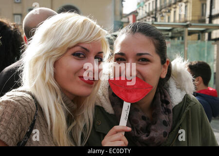 L'Italie. 6e déc, 2014. Les gens protestent contre l'homophobie lors de la journée 'Kiss me', qui a été organisée après que les deux gars ont été attaqués pour s'embrasser en public. L'initiative promue par la 'Antispecisti Partenopei ', veut envoyer un message fort droite de la place où les coups ont eu lieu. Credit : Salvatore Esposito/Pacific Press/Alamy Live News Banque D'Images