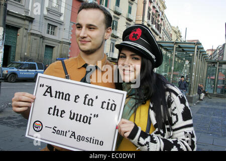 L'Italie. 6e déc, 2014. Les gens protestent contre l'homophobie lors de la journée 'Kiss me', qui a été organisée après que les deux gars ont été attaqués pour s'embrasser en public. L'initiative promue par la 'Antispecisti Partenopei ', veut envoyer un message fort droite de la place où les coups ont eu lieu. Credit : Salvatore Esposito/Pacific Press/Alamy Live News Banque D'Images