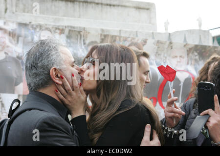 L'Italie. 6e déc, 2014. Les gens protestent contre l'homophobie lors de la journée 'Kiss me', qui a été organisée après que les deux gars ont été attaqués pour s'embrasser en public. L'initiative promue par la 'Antispecisti Partenopei ', veut envoyer un message fort droite de la place où les coups ont eu lieu. Credit : Salvatore Esposito/Pacific Press/Alamy Live News Banque D'Images