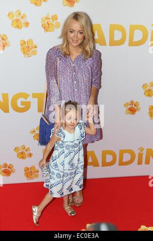 Sydney, Australie. 7 décembre 2014. Jacki O (Radio Kiis FM) et sa fille Catalina Henderson arrivent sur le tapis rouge à la première au cas australien Paddington Cinémas, George Street, Sydney, NSW, Australie. Crédit : Richard Milnes/Alamy Live News Banque D'Images