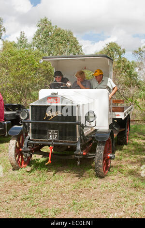 Soigneusement rénové vintage Napier chariot avec 3 personnes cabine ouverte Banque D'Images