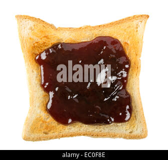 Tranche de pain grillée avec une confiture de petits fruits rouge isolé sur fond blanc avec clipping path Banque D'Images