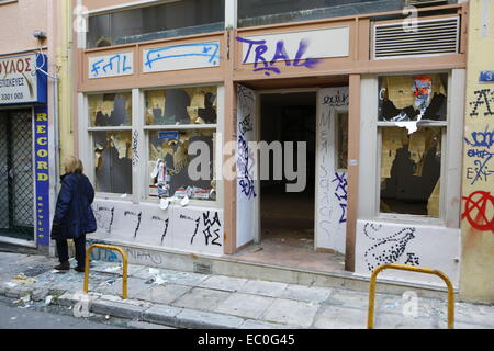 Athènes, Grèce. 7 décembre 2014. Une boutique a été vandalisé à Exarchia. Le Clear-up est en cours à Exarchia, après de violents affrontements entre policiers et manifestants dans la nuit précédente. Les affrontements ont suivi une marche pour se souvenir du 6e anniversaire de l'assassinat de 15 ans, Alexandros Grigoropoulos par un agent de police. Crédit : Michael Debets/Alamy Live News Banque D'Images