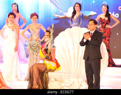 Phu Quoc, Vietnam. 6e déc, 2014. Miss Vietnam 2014 Nguyen Cao Ky Duyen (C) pose pour des photos lors de la finale de Miss Vietnam 2014 à Phu Quoc, Vietnam, le 6 décembre 2014. © Xinhua/VNA/Alamy Live News Banque D'Images