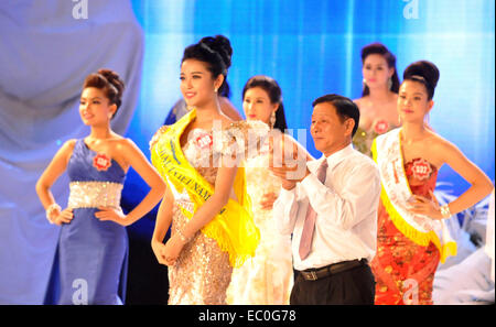 Phu Quoc, Vietnam. 6e déc, 2014. Le premier finaliste Nguyen Tran Huyen mon (C) pose pour des photos lors de la finale de Miss Vietnam 2014 à Phu Quoc, Vietnam, le 6 décembre 2014. © Xinhua/VNA/Alamy Live News Banque D'Images