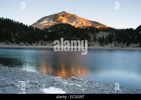 Lassen Peak reflète la couleur soleils au lever du soleil Banque D'Images