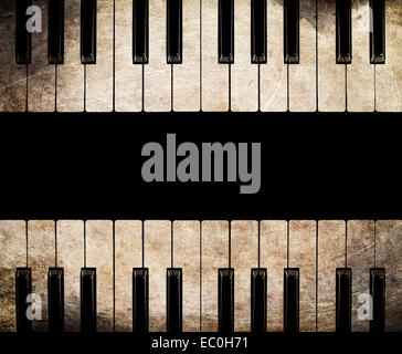 Piano vintage isolé sur fond noir Banque D'Images