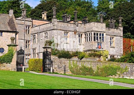 Vue avant de Tissington Hall, Tissington, Derbyshire, Angleterre, Royaume-Uni, Europe de l'Ouest. Banque D'Images