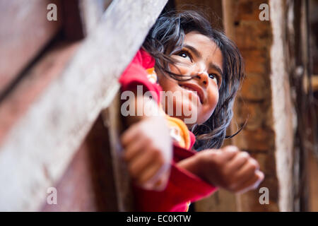 Jeune fille Napali dans une fenêtre à Bhaktapur, Népal Banque D'Images