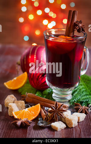 Vin chaud de Noël aux épices et d'orange. Focus sélectif. Banque D'Images