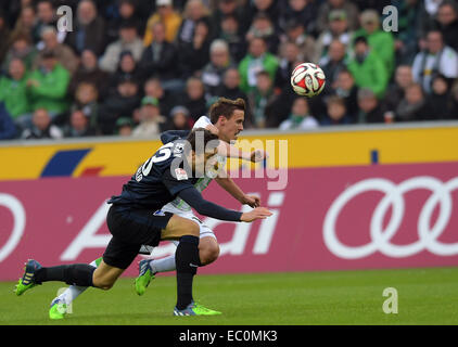 Moenchengladbach, Allemagne. 6e déc, 2014. Gladbach's Max Kruse (R) et Berlin's Jens Hegeler en action au cours de la Bundesliga match de foot entre Borussia Moenchengladbach et Hertha BSC au Borussia Moenchengladbach en parc, l'Allemagne, 6 décembre 2014. Photo : Federico Gambarini/dpa/Alamy Live News Banque D'Images