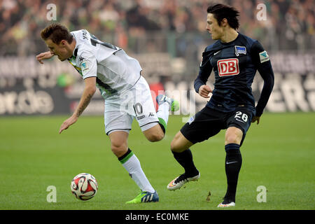 Moenchengladbach, Allemagne. 6e déc, 2014. Gladbach's Max Kruse (L) et Berlin's Nico Schulz en action au cours de la Bundesliga match de foot entre Borussia Moenchengladbach et Hertha BSC au Borussia Moenchengladbach en parc, l'Allemagne, 6 décembre 2014. Photo : Federico Gambarini/dpa/Alamy Live News Banque D'Images