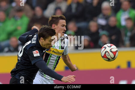 Moenchengladbach, Allemagne. 6e déc, 2014. Gladbach's Max Kruse (R) et Berlin's Jens Hegeler en action au cours de la Bundesliga match de foot entre Borussia Moenchengladbach et Hertha BSC au Borussia Moenchengladbach en parc, l'Allemagne, 6 décembre 2014. Photo : Federico Gambarini/dpa/Alamy Live News Banque D'Images