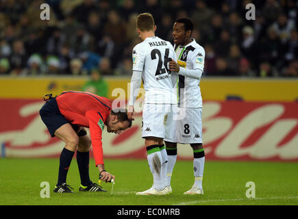 Moenchengladbach, Allemagne. 6e déc, 2014. Arbitre Marco Fritz marque la position au cours de la Bundesliga match de foot entre Borussia Moenchengladbach et Hertha BSC au Borussia Moenchengladbach en parc, l'Allemagne, 6 décembre 2014. Gladbach défait 3-2 à Berlin. Photo : Federico Gambarini/dpa/Alamy Live News Banque D'Images