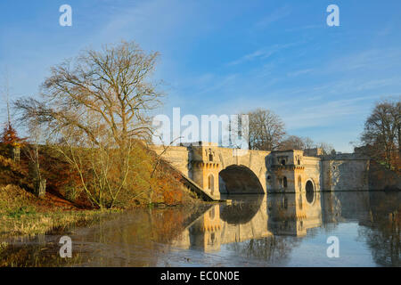 Pont sur le lac à Blenheim Palace sur un après-midi d'hiver Woodstock England UK Banque D'Images